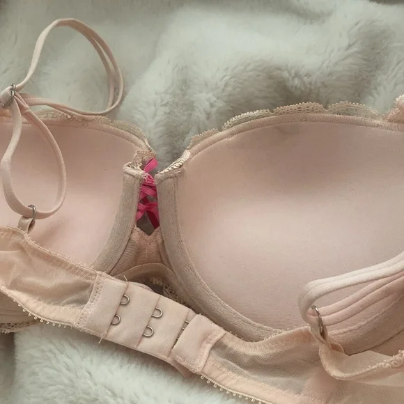 New never worn Victoria  secert bra size 32 c very sexy push up - Picture 6 of 11